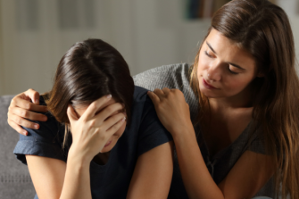 10 cách an ủi người đang buồn bạn cần biết 